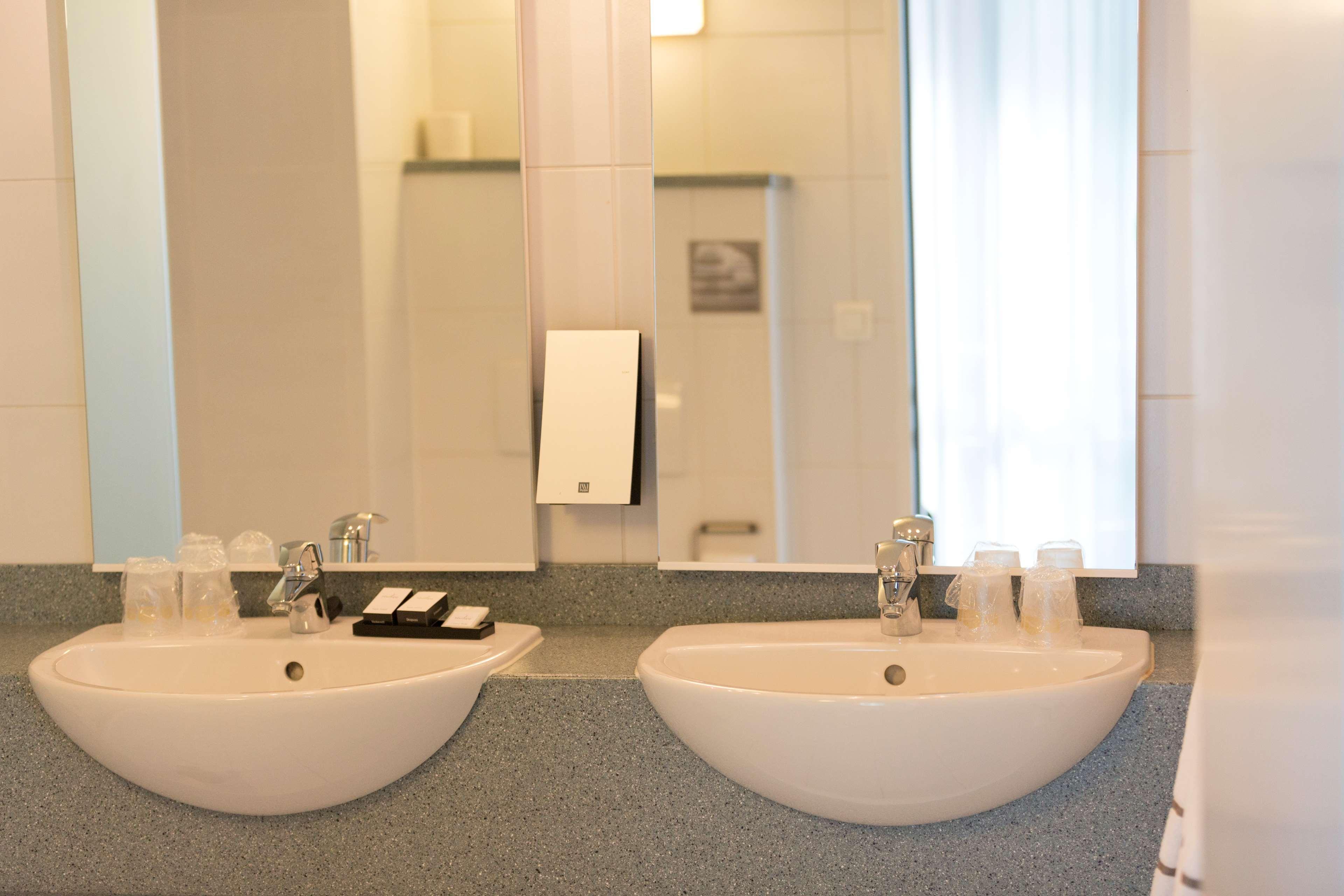 Hotel Docklands Antwerpen Bagian luar foto